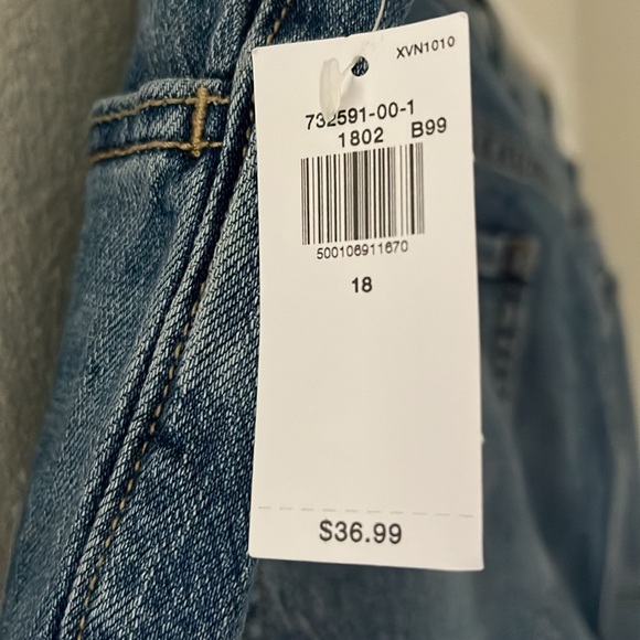 Old Navy Wow Boyfriend Mid-Rise Ankle Jeans | size 18 - Picture 6 of 6